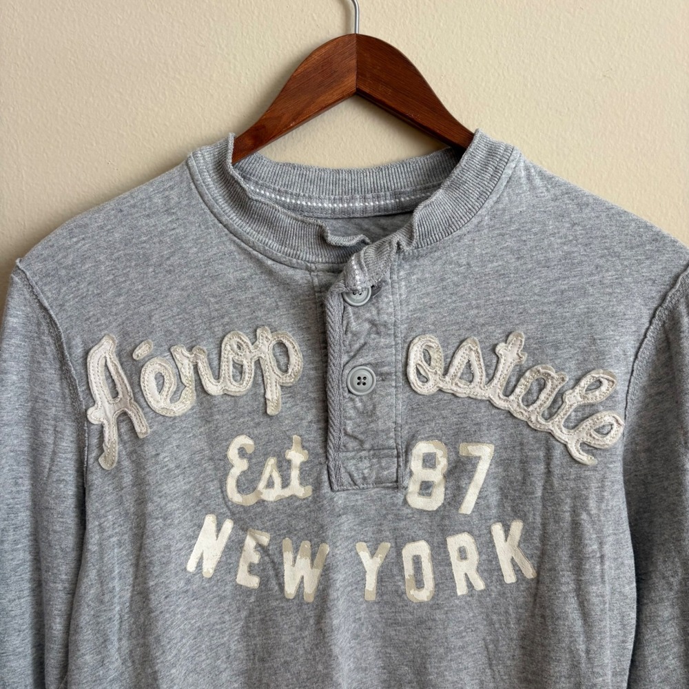 Vtg Y2K Mall Core Style Mens Aeropostle Spell Out Embroidered Logo Henley Shirt